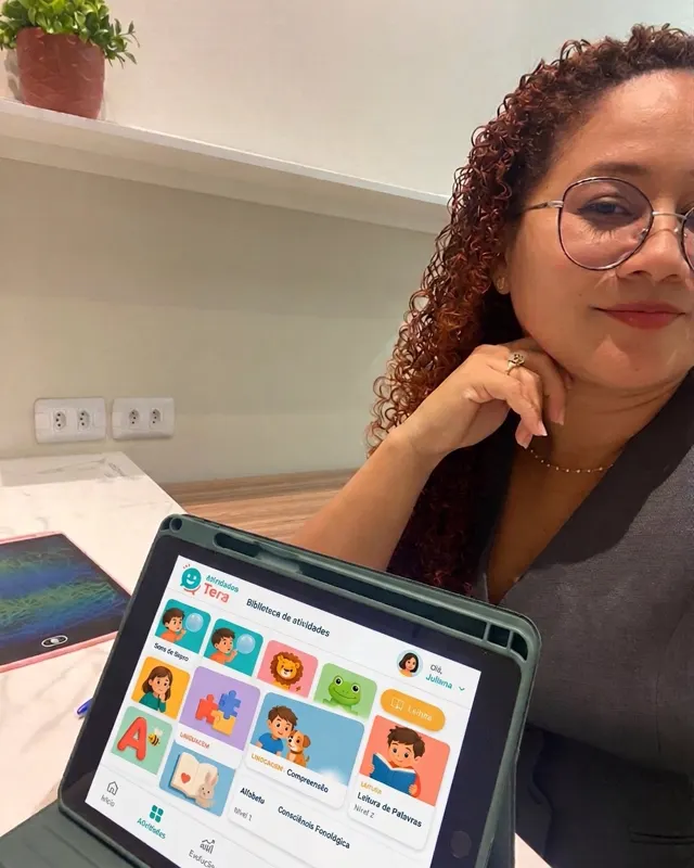Marina Alves, fonoaudióloga, usando o FonoKit no atendimento