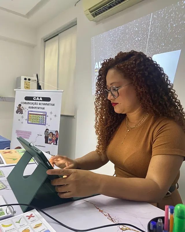 Marina Alves, fonoaudióloga, usando o FonoKit no atendimento